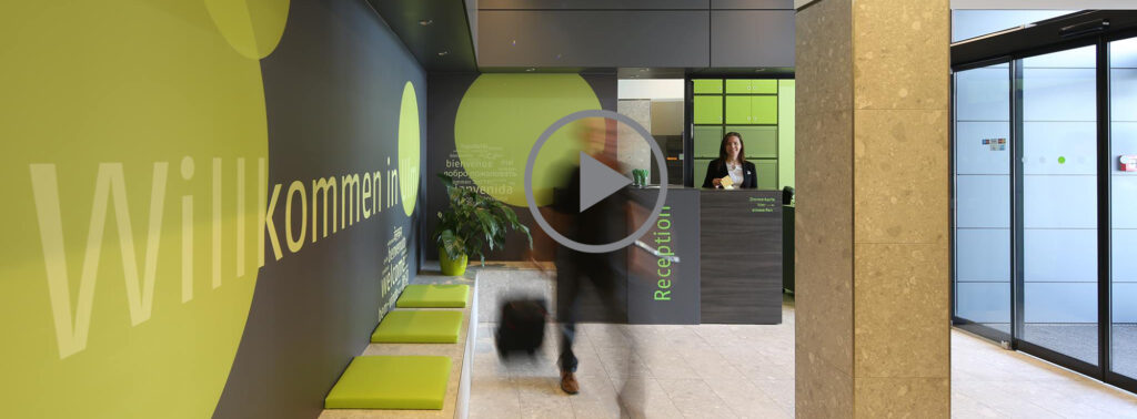 Das Vorschaubild für den 360° Rundgang zeigt den Eingangsbereich des EconoMy-Hotels mit einem großen Play-Button darüber.